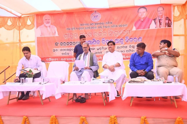 କଟକ ଜିଲ୍ଲାର ଆଠଗଡ଼ ବ୍ଲକରେ ଉପମୁଖ୍ୟମନ୍ତ୍ରୀଙ୍କ ଦ୍ଵାରା ପ୍ରାମାଣିକ ଆଳୁ ବିହନ ବିତରଣ