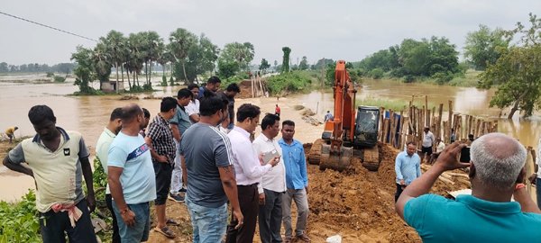 ବନ୍ୟାଞ୍ଚଳରେ ପ୍ରଶାସନ:ପକ୍ଷରୁ ରିଲିଫ୍ କିଟ୍ ବଣ୍ଟନ ସହ ତୁରନ୍ତ ପୁନରୁଦ୍ଧାର କାର୍ଯ୍ୟ ସମୀକ୍ଷା